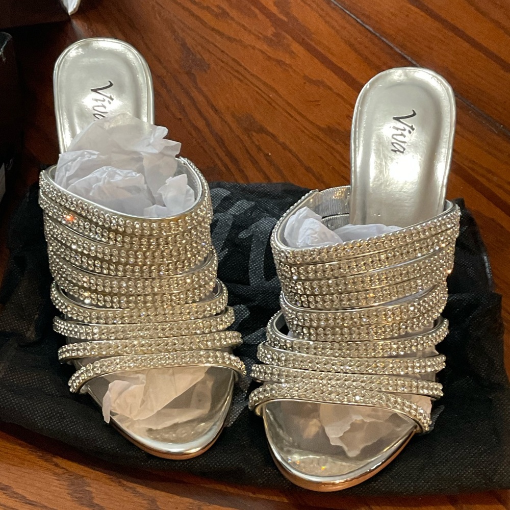 Viva womens pump heels size 5 color silver w/ diamond studs, 3 1/2” heel NIB